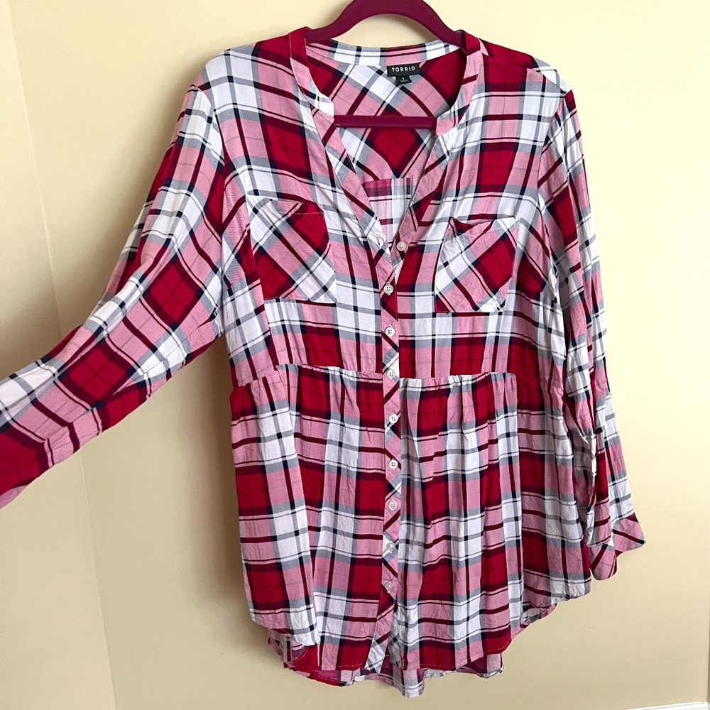 Torrid size 1 (1X 14 16) Rayon red/pink flowy shirt with ruffle top